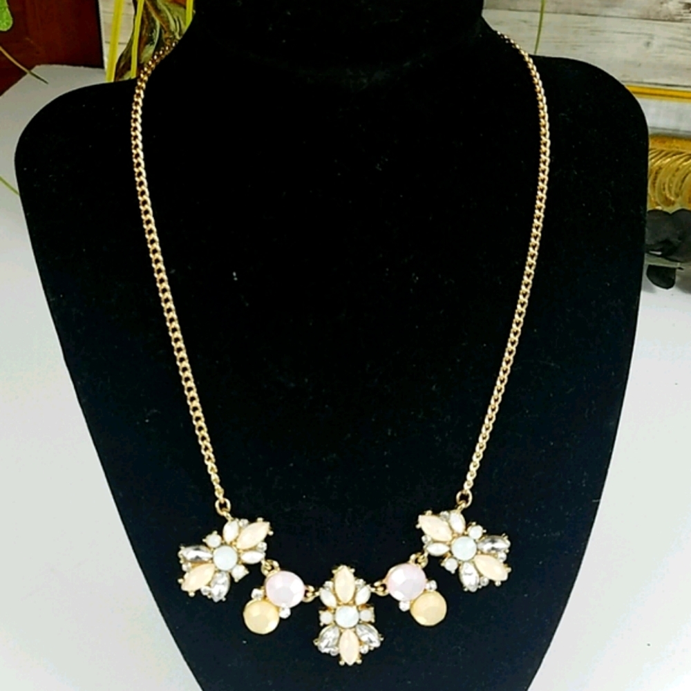 Fashion jewelry, creme pearl stones with chain
